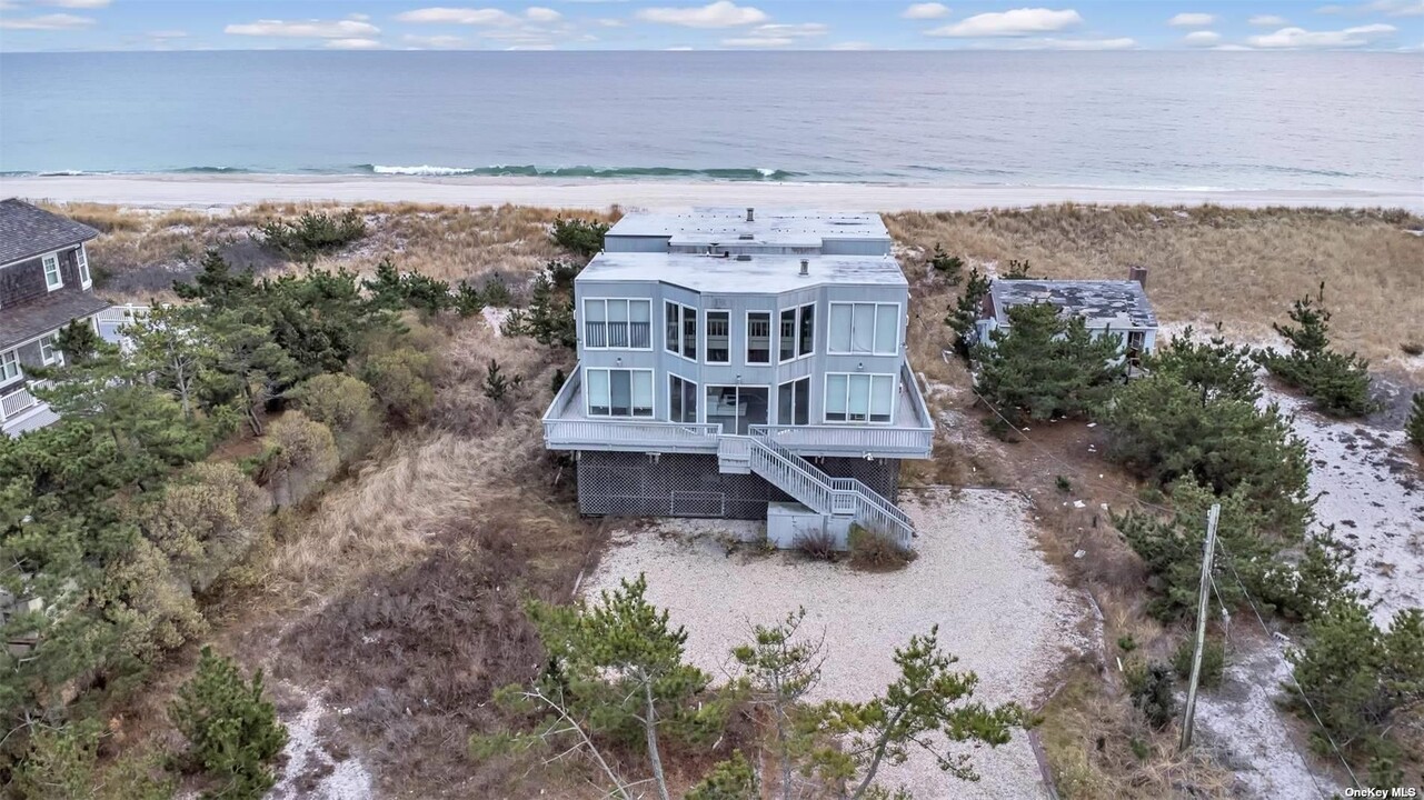 23 Dune Rd in East Quogue, NY - Building Photo