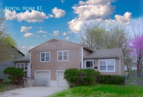 7941 Robinson St in Overland Park, KS - Building Photo