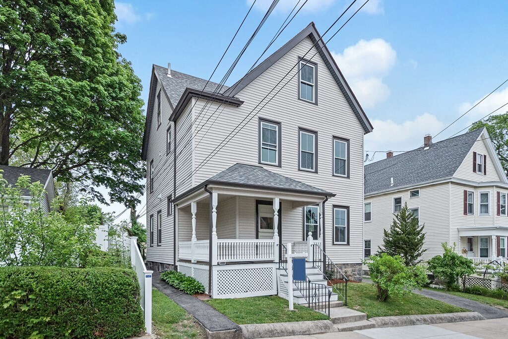 121 Hewlett St in Boston, MA - Building Photo