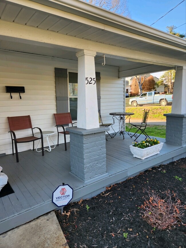525 E Morelia Ave in Knoxville, TN - Foto de edificio - Building Photo