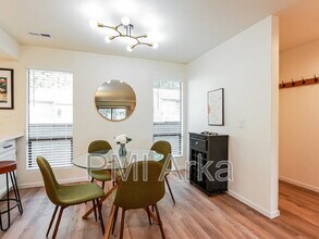 10819 NE 37th Pl in Bellevue, WA - Building Photo - Building Photo