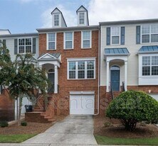 1369 Thornborough Dr in Alpharetta, GA - Building Photo