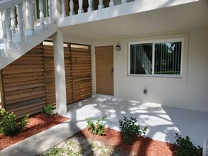 The Pines Resort and Apartments in Indian Harbour Beach, FL - Foto de edificio - Building Photo