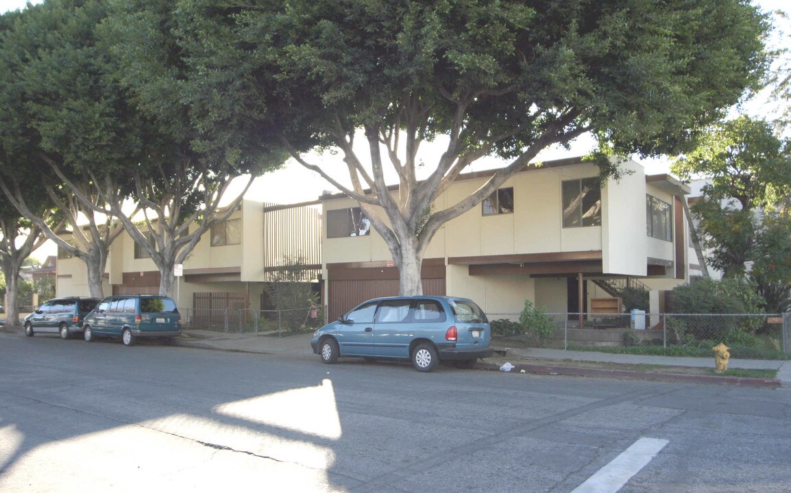 300 S Boyle Ave in Los Angeles, CA - Foto de edificio