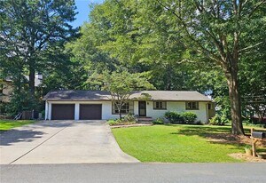 194 Kenneth Dr in Alpharetta, GA - Building Photo