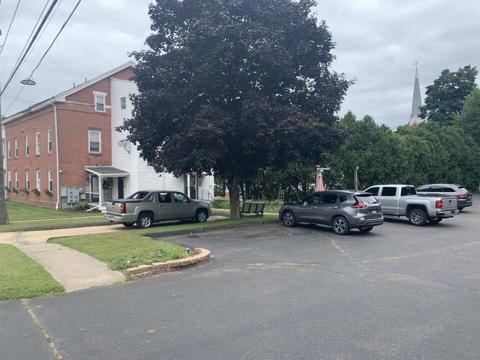 312 Hazard Ave in Enfield, CT - Building Photo