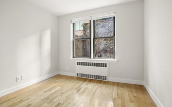 210 W 15th St in New York, NY - Building Photo - Building Photo