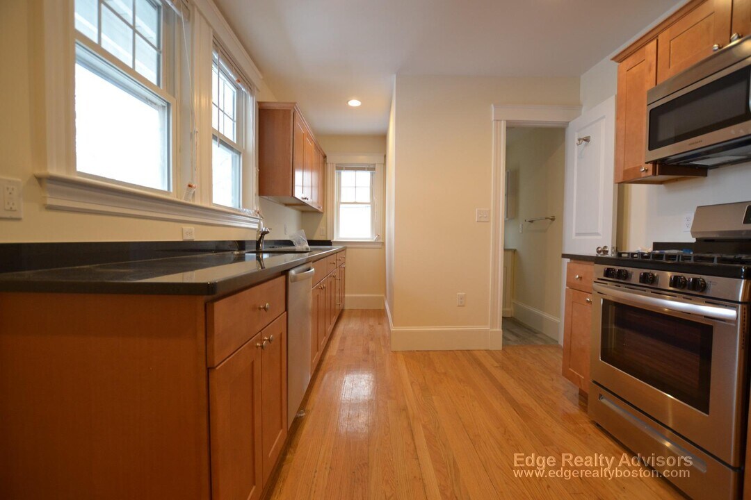 28 Claymoss Rd in Boston, MA - Building Photo