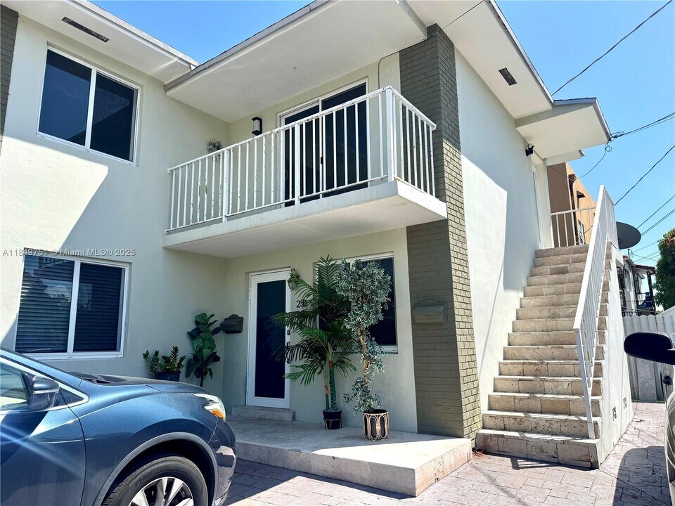 250 Beacom Blvd in Miami, FL - Building Photo