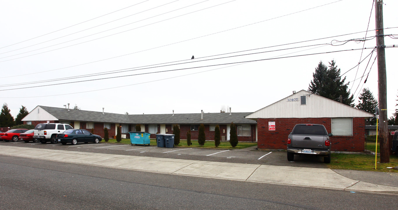 10607 47th Ave SW in Lakewood, WA - Foto de edificio