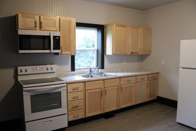 property at 1001 E 4th St S