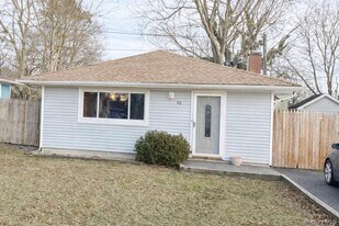 40 Pinewood Dr in Shirley, NY - Building Photo