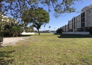La Clara in West Palm Beach, FL - Foto de edificio - Building Photo
