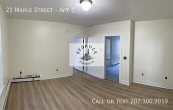 21 Maple St in Brunswick, ME - Building Photo - Building Photo