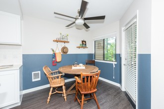 Townhomes with a View in Clackamas, OR - Foto de edificio - Building Photo