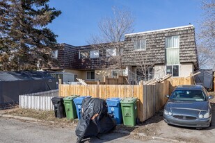 7640 24 St SE in Calgary, AB - Building Photo