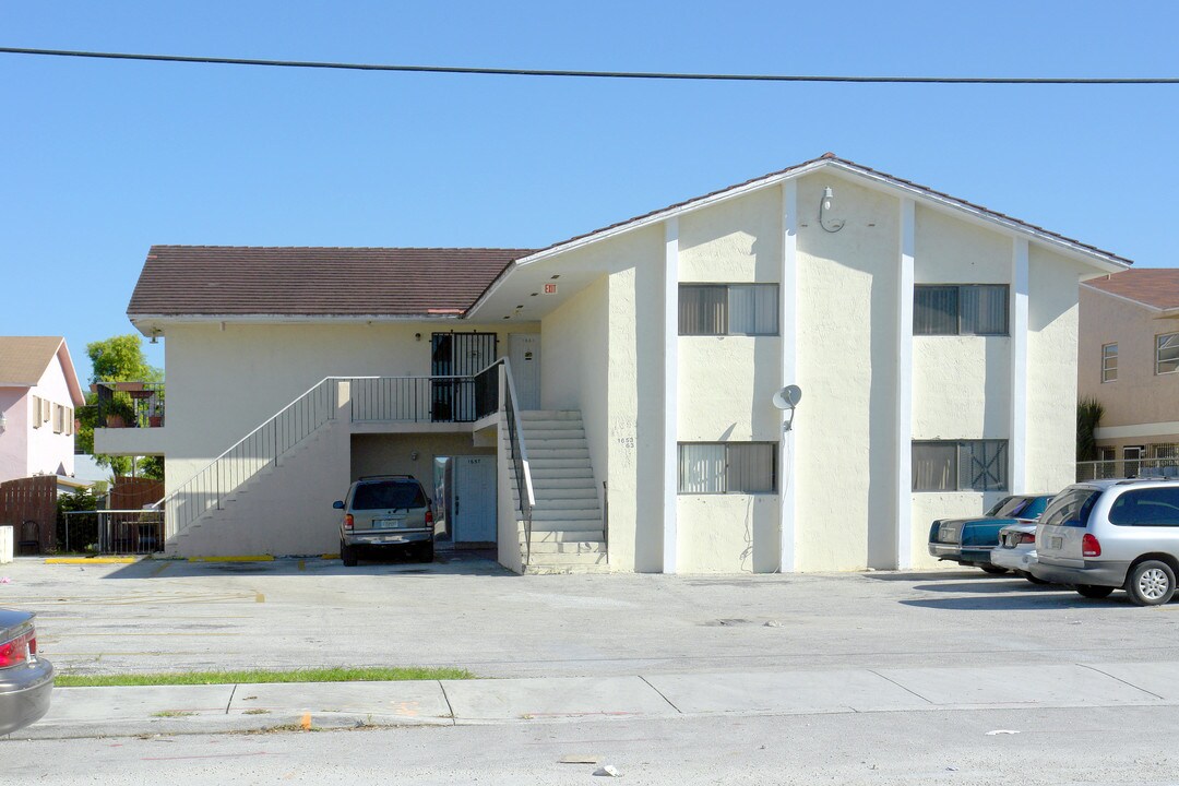 1653-1663 W 41st St in Hialeah, FL - Building Photo