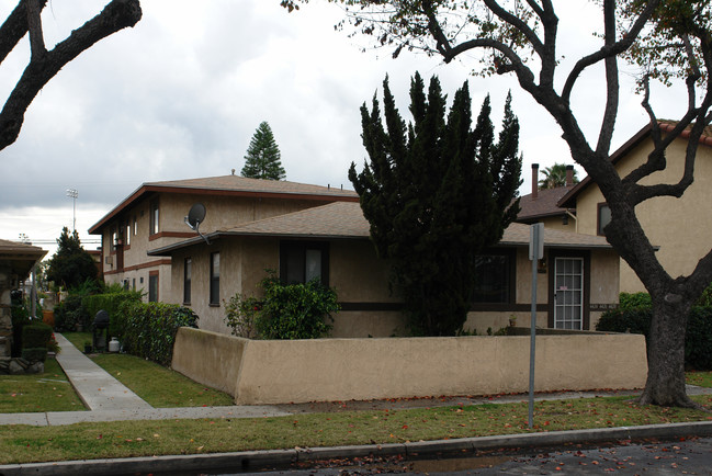 4422-4428 Howard Ave in Los Alamitos, CA - Foto de edificio - Building Photo