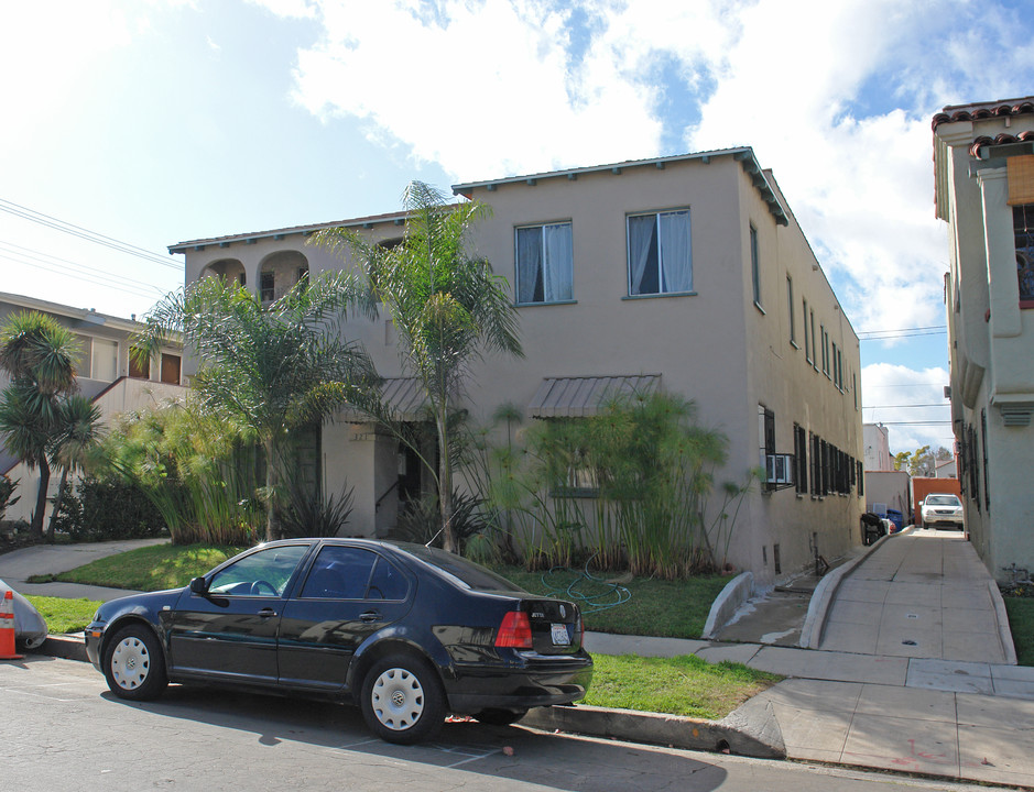 321 N Genesee Ave in Los Angeles, CA - Building Photo