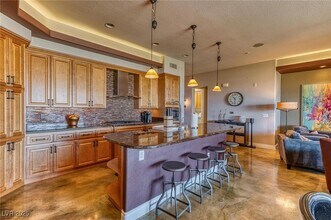 9216 Tesoras Dr, Unit 202 in Las Vegas, NV - Building Photo - Building Photo