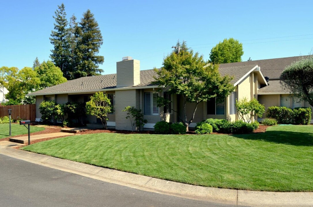 240 De Anza Ln in Los Altos, CA - Foto de edificio