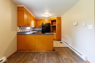 923 Hattie Dr in Anderson, IN - Foto de edificio - Building Photo
