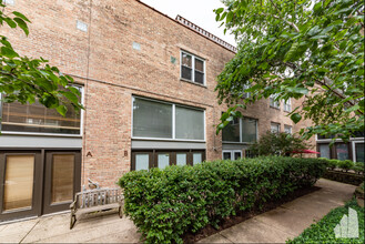 1133 W Cornelia Ave, Unit B in Chicago, IL - Foto de edificio - Building Photo