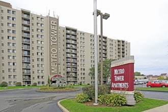 Metro Tower Apartments in Harrison Township, MI - Foto de edificio - Building Photo