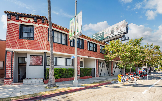 923-933 Venice Blvd in Venice, CA - Building Photo - Primary Photo