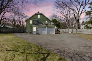 17 Lownds Dr, Unit 2 in Windsor Locks, CT - Building Photo