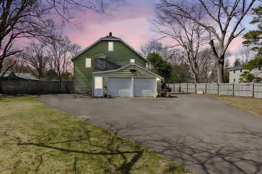 17 Lownds Dr, Unit 2 in Windsor Locks, CT - Building Photo