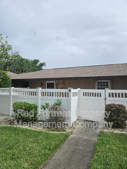 4301 Island Cir in Ft. Myers, FL - Building Photo