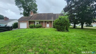 16 Raymond Rd in Woodbridge, CT - Building Photo