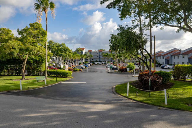 Deauville Village Condominiums in Delray Beach, FL - Building Photo - Building Photo