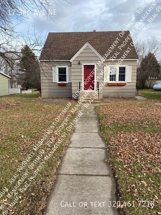 17 3rd Ave NE in Elbow Lake, MN - Building Photo