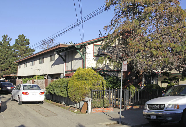 2255 Pacific Ave in Alameda, CA - Foto de edificio - Building Photo