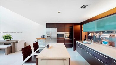 6000 Collins Ave, Unit 124 in Miami Beach, FL - Foto de edificio - Building Photo