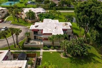 4075 Village Dr in Delray Beach, FL - Building Photo - Building Photo