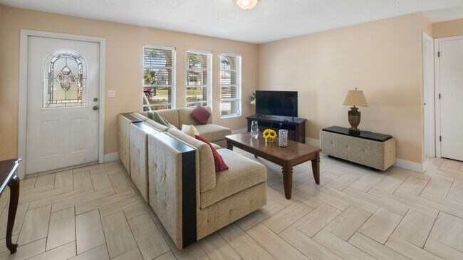 2310 SE 8th Ave in Cape Coral, FL - Building Photo - Building Photo