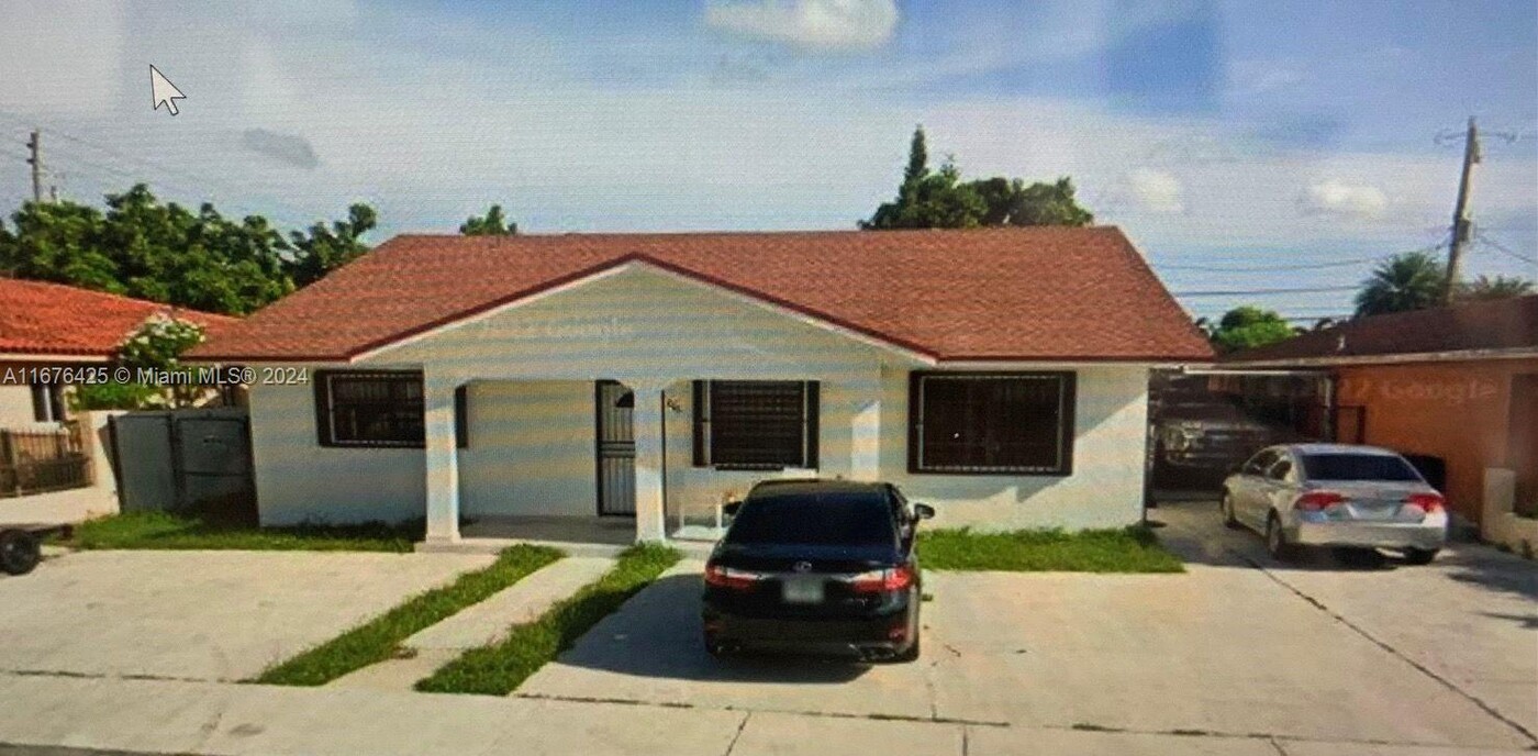 806 W 73rd Pl in Hialeah, FL - Building Photo