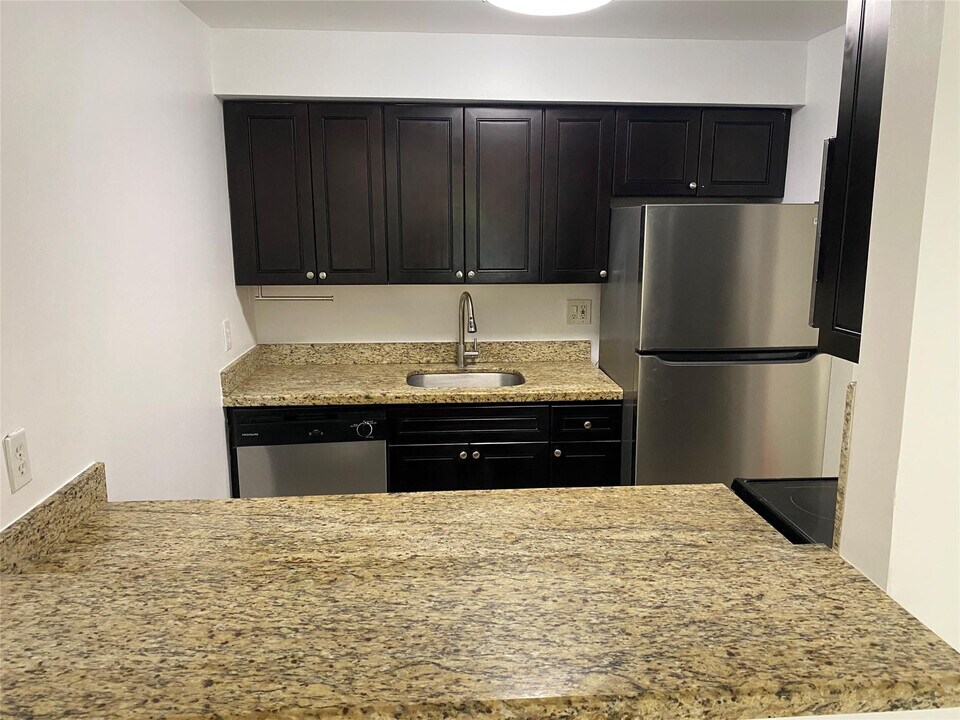 14201 SW 88th St in Miami, FL - Building Photo