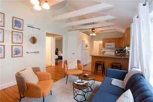 391 Aquidneck Ave in Middletown, RI - Building Photo