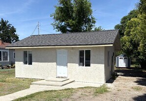 2418 Blossom St in Dos Palos, CA - Building Photo