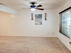7022 Kingsbury Dr in Dallas, TX - Building Photo - Building Photo