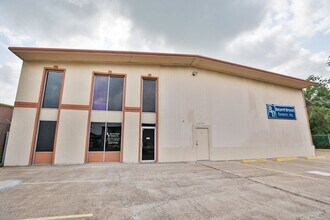 7302 Domino Ln in Houston, TX - Building Photo - Building Photo