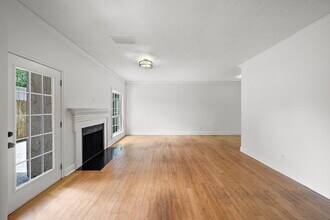 2220 Bering Dr, Unit 18 in Houston, TX - Building Photo - Building Photo