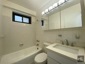 E 88th St in New York, NY - Foto de edificio - Building Photo