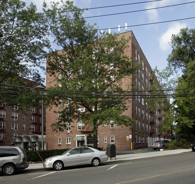 Valerie Arms Apartment in Little Neck, NY - Building Photo - Building Photo