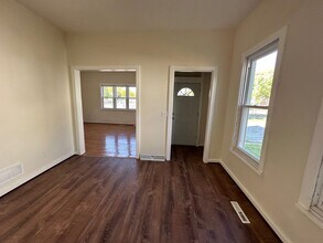 321 E Meinecke Ave in Milwaukee, WI - Building Photo - Building Photo