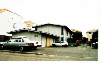 209-211 E 16th Pl in Costa Mesa, CA - Building Photo